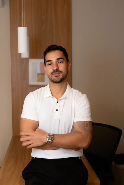Leonardo Longuinho Carreiro, nutricionista, em seu consultório